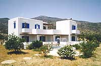 Simos Zabelis Pension is small family pension located in Platys Yialos, in a very quite area, 300 meters from the beach and due to its position, benefits from a panoramic view of Platys Yialos bay.