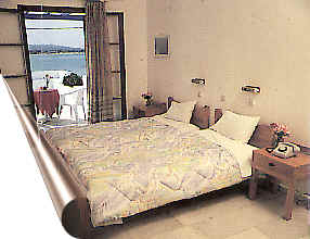 Nissaki Beach Hotel rooms (10629 bytes)